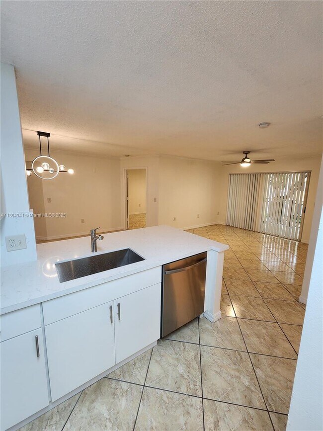 Building Photo - 2433 Centergate Dr