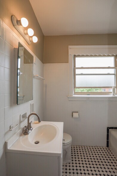 Building Photo - 2234 W Farwell Ave