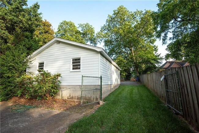 Building Photo - 5450 E Mountain St