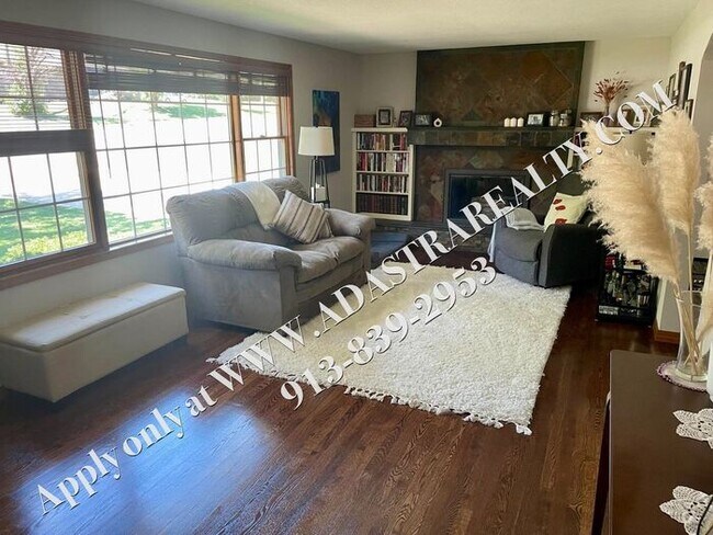 Building Photo - Beautiful Ranch Home in Shawnee-Available ...