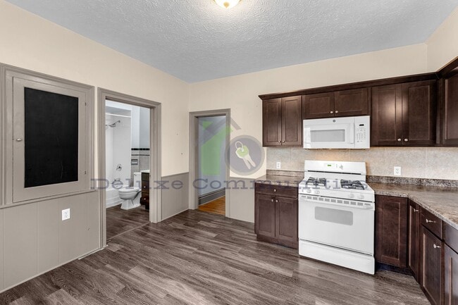 Building Photo - WEST SIDE! 2 Bedroom Single Family Home! JUST LISTED!