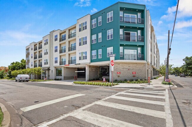 Building Photo - 596 W 9th St