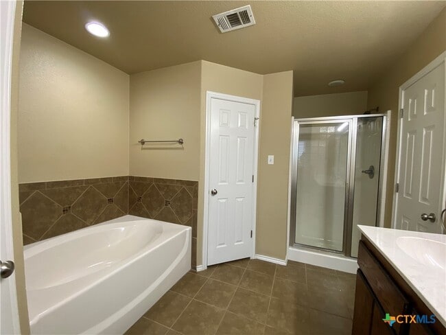 Building Photo - 2101 Golden Eagle Dr