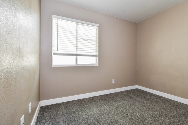 Building Photo - 3830 Canary Creek Ave