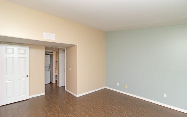 Building Photo - Welcome to this charming 1-bedroom, 1-bathroom home located in the desirable Carlsbad, CA