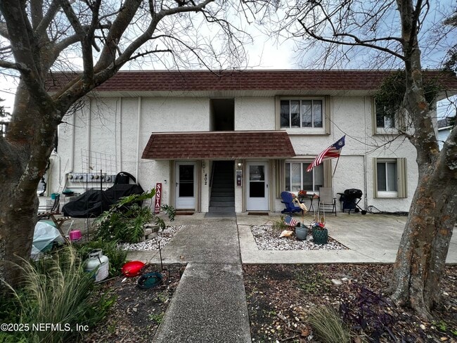 Building Photo - 402 8th St S