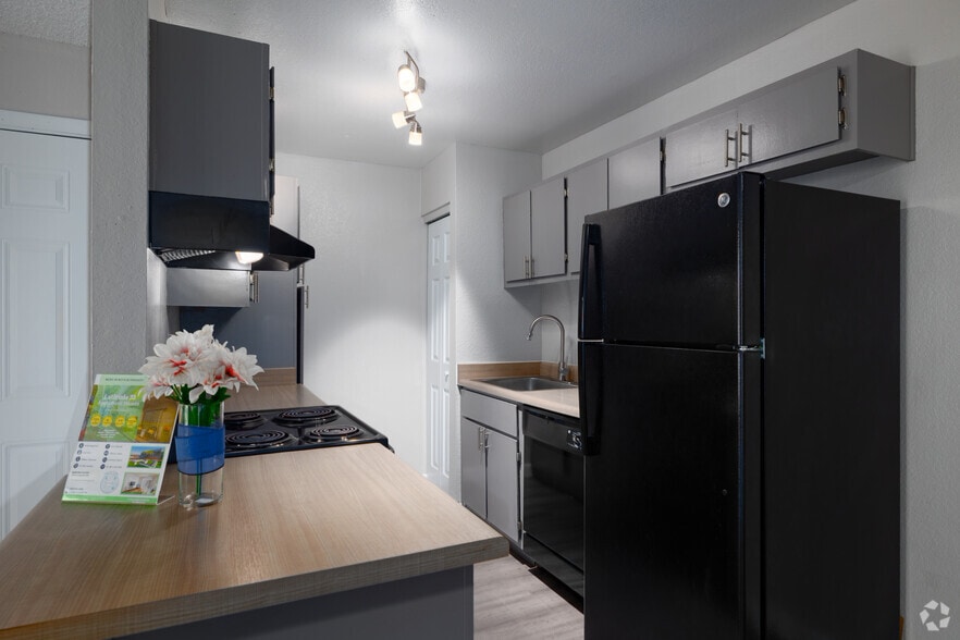 1BR, 1BA - 600SF - Kitchen - Latitude 32 Apartments