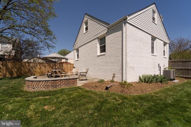 Building Photo - 1334 Bayliss Dr