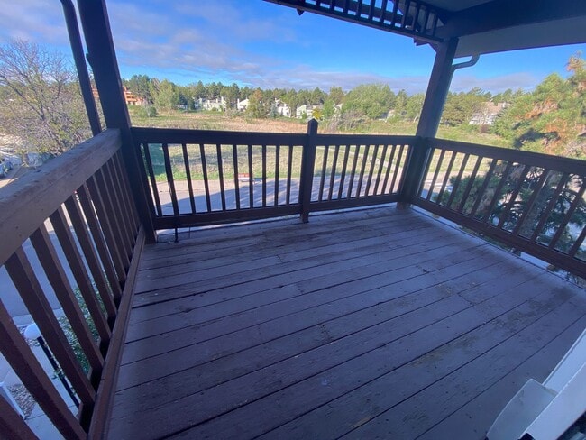 Building Photo - Large 2 bed 1 bath Top Floor Condo