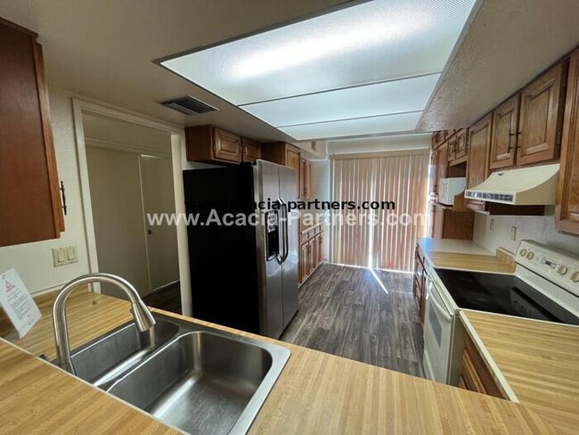 Building Photo - Eastside Townhome