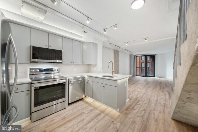 Building Photo - 616 E St NW