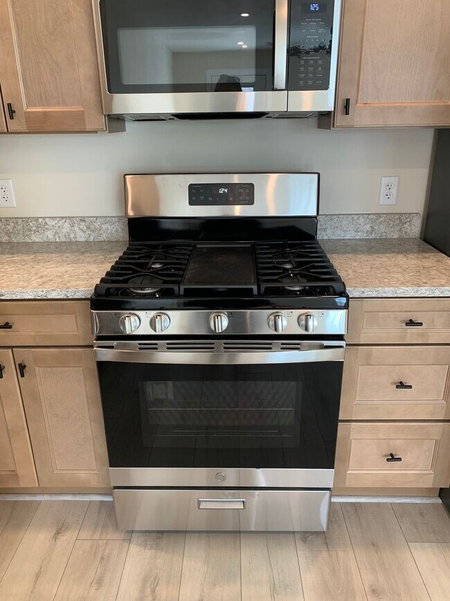 Building Photo - 824 E High St