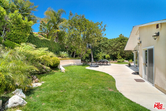 Building Photo - 3835 Sapphire Dr