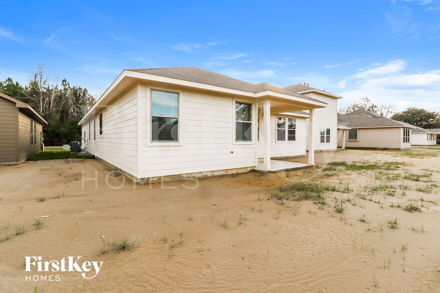 Building Photo - 14735 Country Club Dr