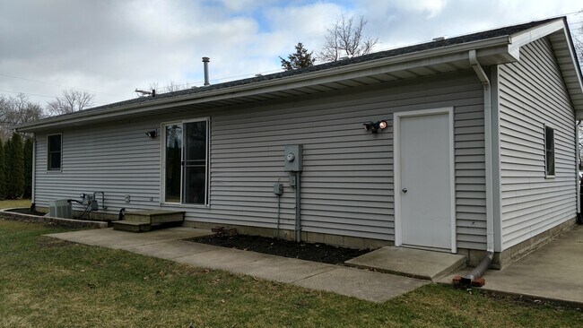 Building Photo - 7000 W 128th Ln