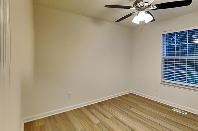 Building Photo - 1818 Cres Hill Dr NW