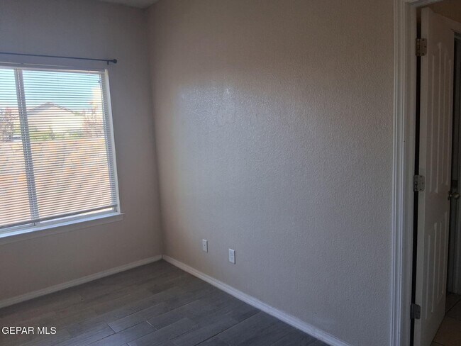 Building Photo - 613 Valley Plum Ave