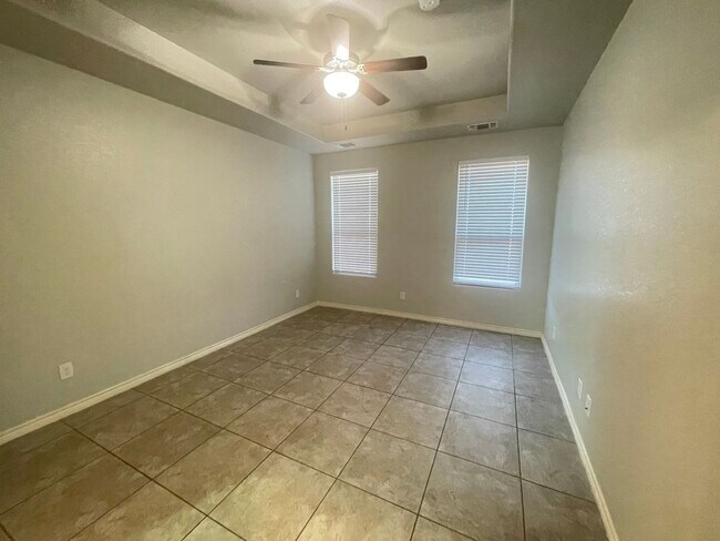 Building Photo - Beautiful Family Home – Perfect for Gatherings!