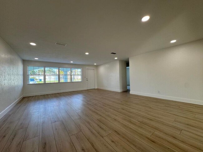 Building Photo - 2/2 plus Bonus Room in Ormond By the Sea