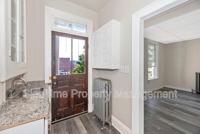 Building Photo - 220 Summit Ave