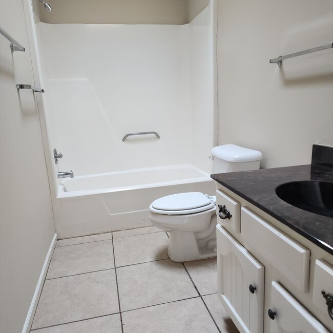 Building Photo - Updated Townhouse Apartment FOR RENT In Be...