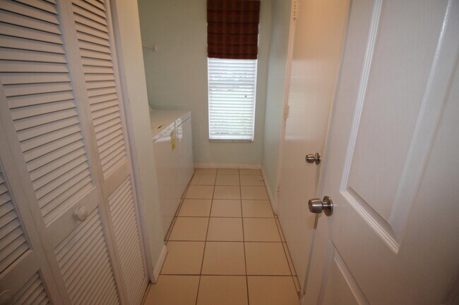 Building Photo - 404 Sabal Palm Ln