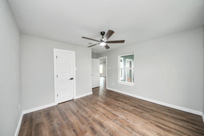 Building Photo - 1218 Des Jardines St