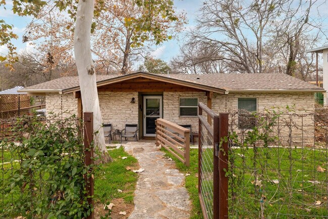 Building Photo - 2906 Westhill Dr
