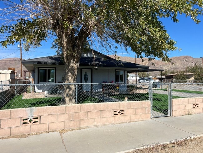 Building Photo - Beautiful 3 Bedroom 1 Bathroom House with Fenced and Landscaped Yard with All Utilities Included