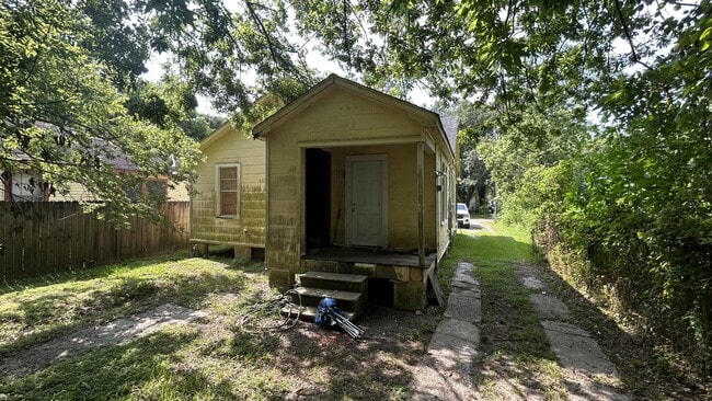 Building Photo - 4735 Clayton Dr
