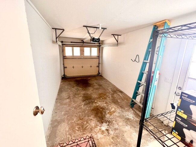 Building Photo - Available NOW! Single Family Unit in Pacif...