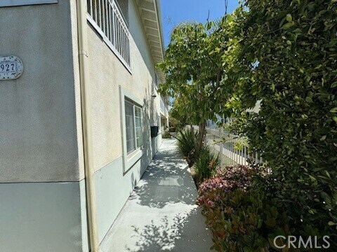 Building Photo - 1927 Cloverfield Blvd