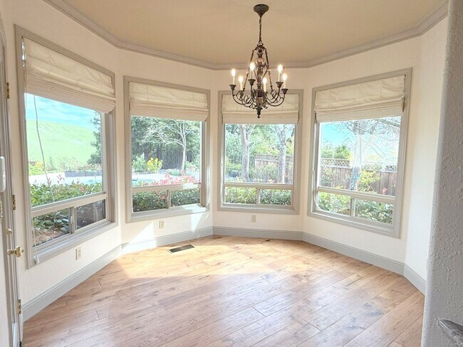 Building Photo - Beautiful custom one story estate located on one of the most desirable streets in Blackhawk Count...