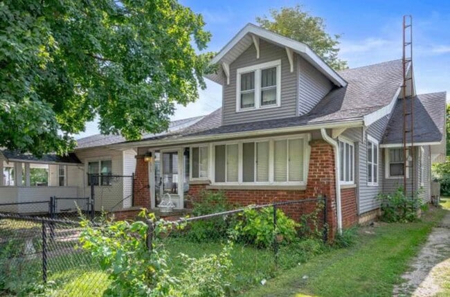 Building Photo - Spacious Home on the Southside