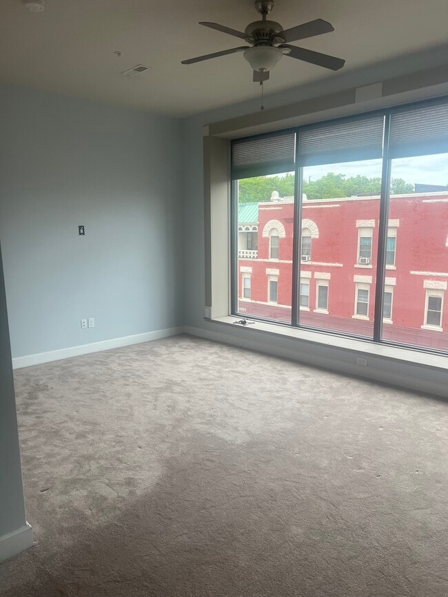 Building Photo - 118 E Market St