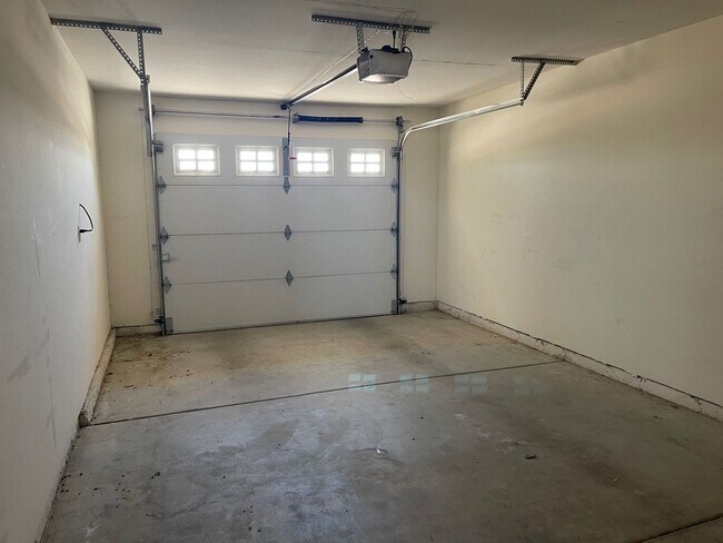 Building Photo - 9236 Peach Ave