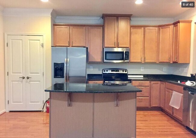 Building Photo - Large Townhome in Wormans Mill!
