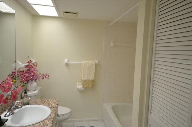 Building Photo - 226 Woodlake Wynde