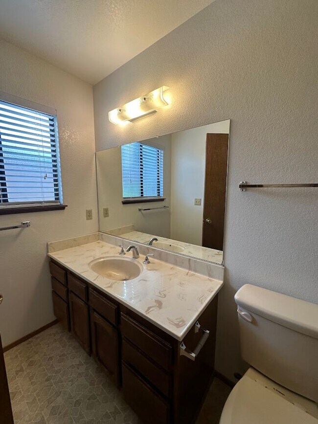 Building Photo - Nice well cared for home in desirable Edge...