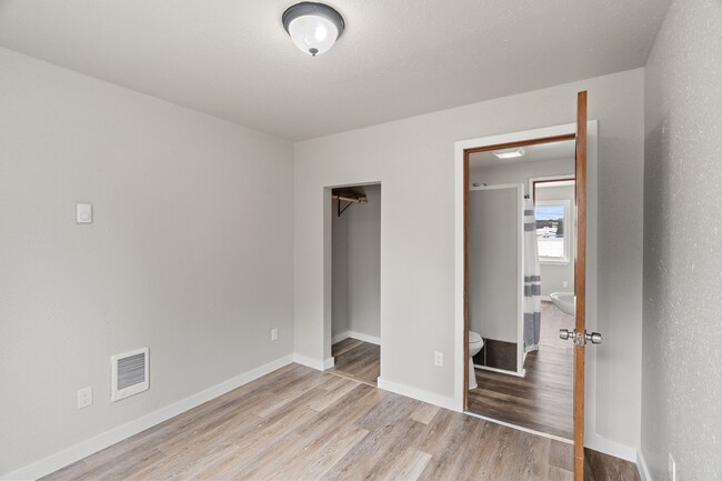 Building Photo - 207 N Alder St