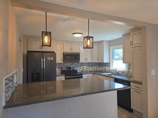 Building Photo - Available Immediately! Pet friendly, 2 car...