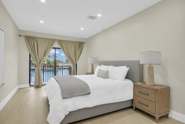 Building Photo - 319 S Riverside Dr