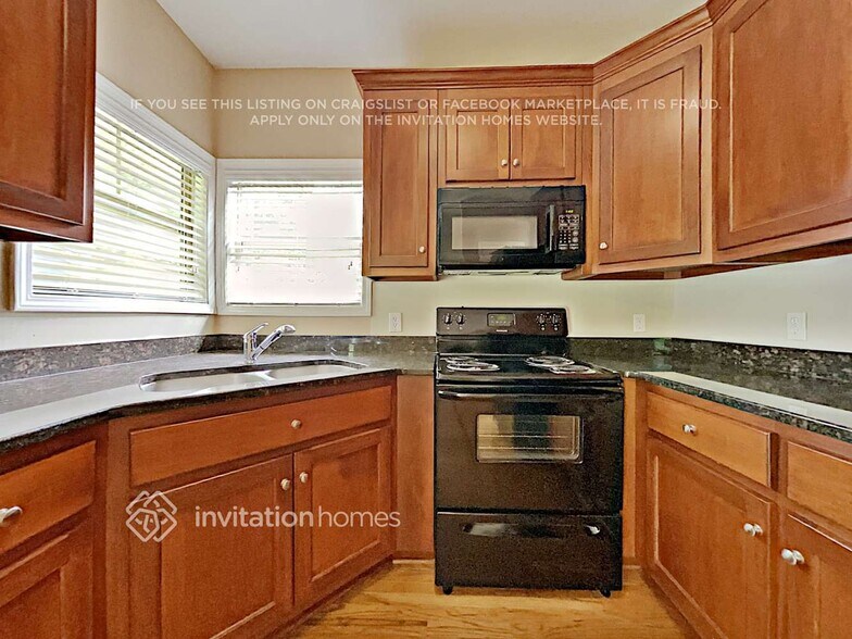 Building Photo - 658 Royal Crest Ct