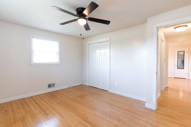 Building Photo - Welcome to this charming 3-bedroom, 2 full...