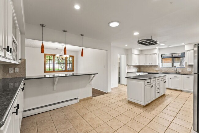 Building Photo - 1201 W 12th St