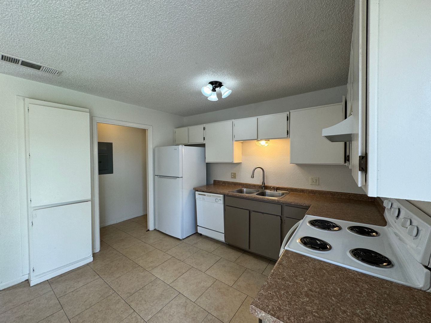 Building Photo - 2515 Bermuda Dr