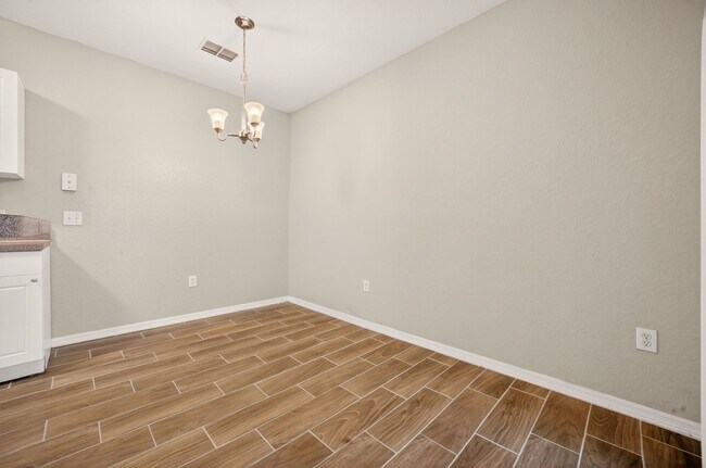 Building Photo - Crescent Place - 16-104