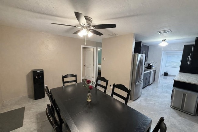 Building Photo - 1382 NE 28th St