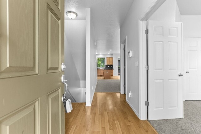 Building Photo - Available NOW Hillsboro End Unit Townhome Minutes to Intel Jones Farm, Costco, Parks 1 Small Pet OK