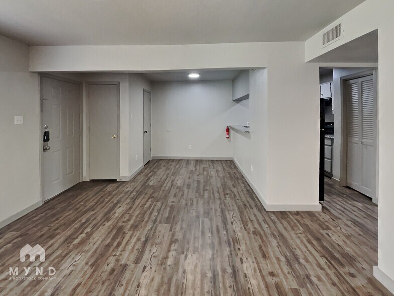 Building Photo - 624 E 3rd St